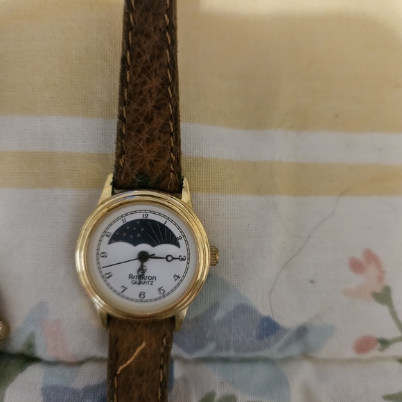 Bundle of used watches,untested.2 Citizen w/books,2 Aigner,etc. - Picture 13 of 16